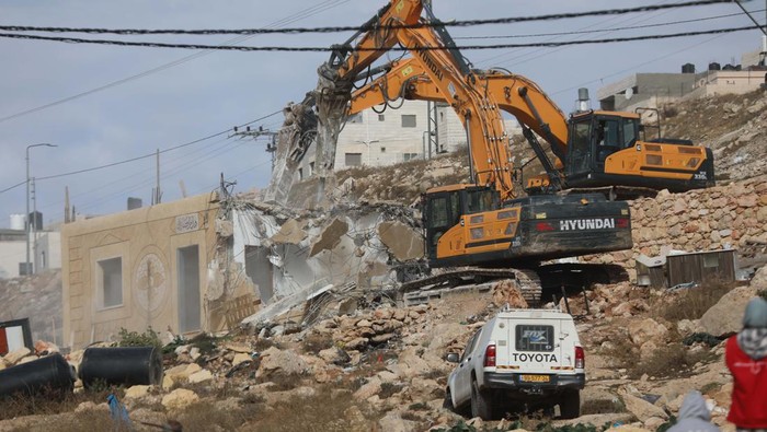 Israel Hancurkan Rumah-rumah Warga Palestina di Tepi Barat HEBRON, WEST BANK - NOVEMBER 28: Heavy duty machines of Israeli forces demolish a Palestinian family's house allegedly for being unauthorized in Hebron, West Bank on November 28, 2022. (Photo by Mamoun Wazwaz/Anadolu Agency via Getty Images)