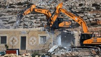 Alat berat pasukan Israel menghancurkan rumah-rumah warga Palestina di Hebron, Tepi Barat, Senin (28/11/2022).  