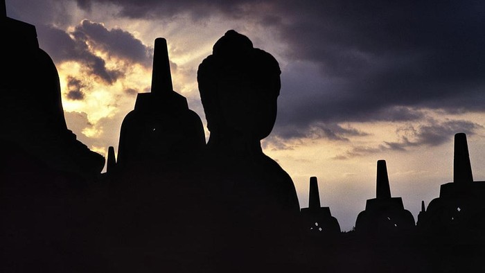Era kerajaan Hindu-Buddha di Indonesia berkembang karena hubungan dagang. Sejak saat itu, muncul Istana Para Dewa di nusantara. Penasaran?