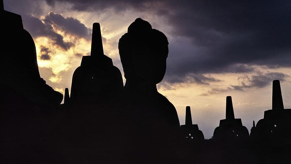 Berikutnya, ada Candi Borobudur di Magelang, Jawa Tengah. Ini merupakan monumen Buddha terbesar di Asia Tenggara. Tiap tahun umat Buddha yang datang dari seluruh Indonesia dan mancanegara berkumpul di Borobudur untuk memperingati Trisuci Waisak. Berikutnya, ada Candi Borobudur di Magelang, Jawa Tengah. Ini merupakan monumen Buddha terbesar di Asia Tenggara. Tiap tahun umat Buddha yang datang dari seluruh Indonesia dan mancanegara berkumpul di Borobudur untuk memperingati Trisuci Waisak.