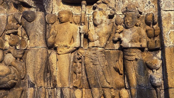Candi Borobudur juga memiliki relief yang menggambarkan pemandangan dari kehidupan Buddha. Panel pahatan ini membentang sejauh 5 km mengelilingi monumen.