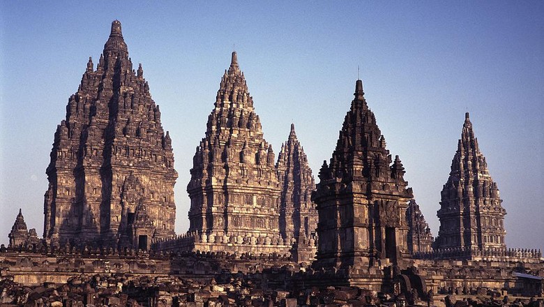 Era kerajaan Hindu-Buddha di Indonesia berkembang karena hubungan dagang. Sejak saat itu, muncul Istana Para Dewa di nusantara. Penasaran?