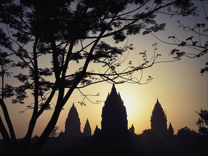 Era kerajaan Hindu-Buddha di Indonesia berkembang karena hubungan dagang. Sejak saat itu, muncul Istana Para Dewa di nusantara. Penasaran?