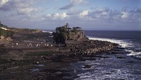 Pura Tanah Lot di Tabanan, Bali, menempati lokasi spektakuler dan menjadi pura paling terkenal di seluruh Bali. Bertengger di pulau kecil berbatu yang terhubung ke pantai, pura ini menarik ribuan wisatawan setiap harinya.