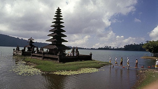 Pertama, ada Pura Ulan Danu di Bali. Pura ini terletak di salahs atu lokasi terindah di seluruh Bali. Bangunan ini didedikasikan untuk dewi air dan dibangun pada tahun 1633 oleh Raja Mengwi. Seperti yang lainnya, ini merupakan pura Hindu yang paling populer di Bali.