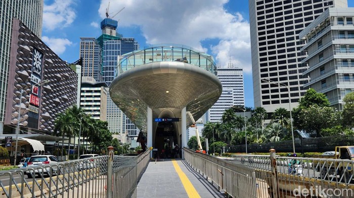 Jakarta terlihat cerah pagi tadi. Namun melansir BMKG, cuaca Jakarta diperkirakan hujan ringan pada siang hari dan malam hari.
