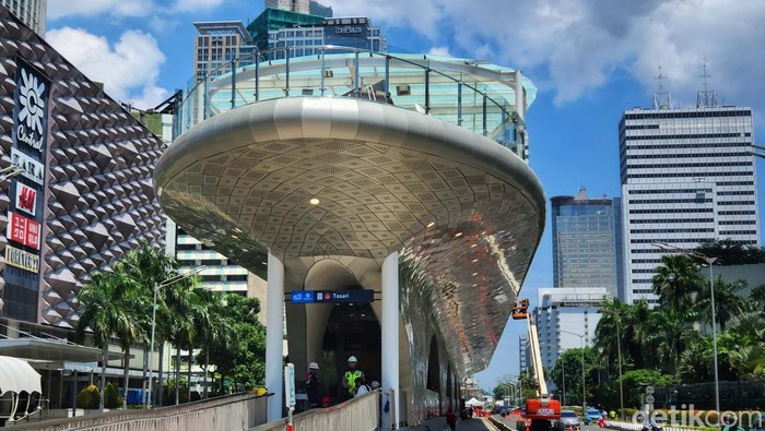 Jakarta terlihat cerah pagi tadi. Namun melansir BMKG, cuaca Jakarta diperkirakan hujan ringan pada siang hari dan malam hari.