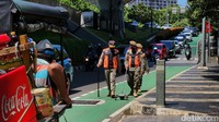 Petugas Satpol PP menyisir jalur sepeda di kawasan Semanggi, Jakarta, Selasa (29/11/2022).