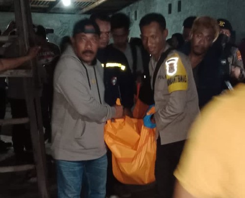 Jasad AF (27) yang ditemukan meninggal di kamar asrama di Bima dievakuasi oleh pihak kepolisian. Foto: IST