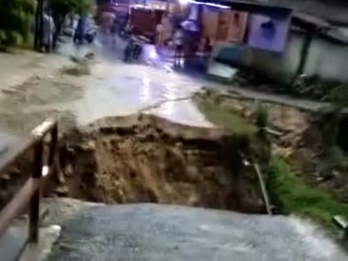 Jembatan Desa Perantaan, Kecamatan Bogorejo, Kabupaten Blora putus tergerus air, Selasa (29/11/2022).