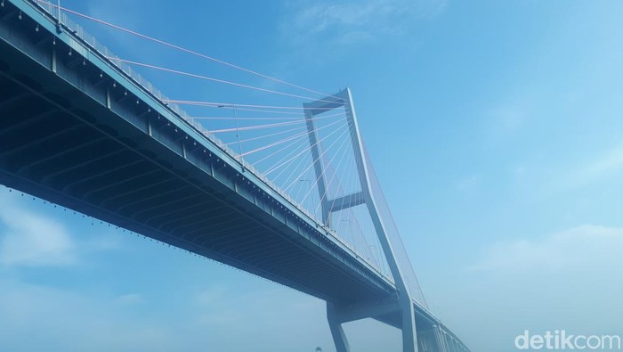 Suramadu merupakan jembatan yang menghubungkan Kota Surabaya di Pulau Jawa dengan Pulau Madura. Ini merupakan jembatan terpanjang di Indonesia.
