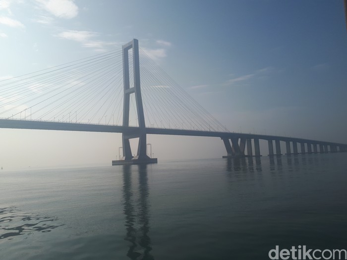Suramadu merupakan jembatan yang menghubungkan Kota Surabaya di Pulau Jawa dengan Pulau Madura. Ini merupakan jembatan terpanjang di Indonesia.