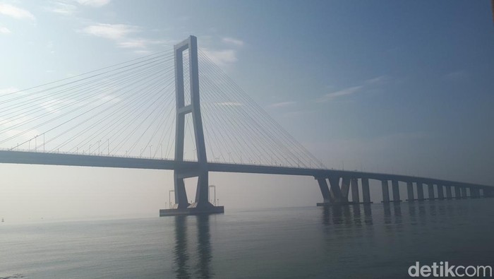 Suramadu merupakan jembatan yang menghubungkan Kota Surabaya di Pulau Jawa dengan Pulau Madura. Ini merupakan jembatan terpanjang di Indonesia.