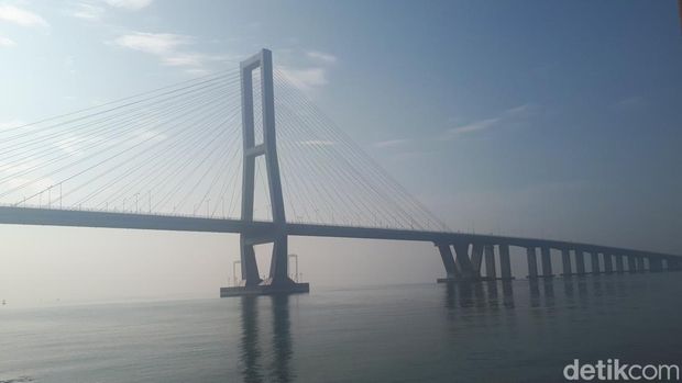 Suramadu merupakan jembatan yang menghubungkan Kota Surabaya di Pulau Jawa dengan Pulau Madura. Ini merupakan jembatan terpanjang di Indonesia.