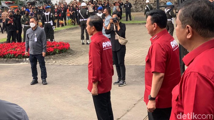 Jokowi Disambut Lagu Terpesona Tiba di Asrama Mahasiswa Nusantara