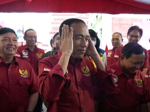 Sosok Rambut Putih Disebut Jokowi, Buat Prabowo Senyum & Geleng-geleng