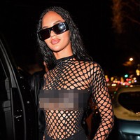 Juliana melengkapi gayanya dengan sepasang boots tinggi Balenciaga. Sepatu bernama Excavator Rubber Boot itu merupakan bagian dari koleksi Autumn/Winter 2022 yang bertajuk Lost Tape Collection. (Foto: MEGA/GC Images)