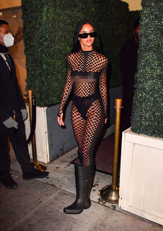 Seperti saat Juliana Nalu hang-out pada suatu malam di Los Angeles baru-baru ini. Dari hasil jepretan paparasi, perempuan 24 tahun tersebut terlihat memakai catsuit jaring-jaring yang mengekspos tubuhnya. (Foto: MEGA/GC Images)