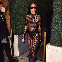 Seperti saat Juliana Nalu hang-out pada suatu malam di Los Angeles baru-baru ini. Dari hasil jepretan paparasi, perempuan 24 tahun tersebut terlihat memakai catsuit jaring-jaring yang mengekspos tubuhnya. (Foto: MEGA/GC Images)