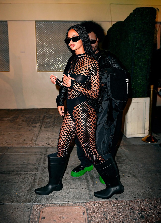 Catsuit dari koleksi Cyber rancangan Jean Paul Gaultier itu hadir dengan penutup payudara yang menyerupai duct-tape atau isolasi. Daily Mail mengabarkan, penampilan Juliana mengingatkan pada momen viral 15 tahun lalu saat Kim Kardashian memakai isolasi untuk menopang payudaranya. (Foto: MEGA/GC Images)