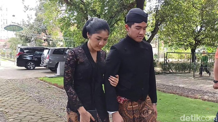 Kaesang dan Erina Gudono ziarah di makam Mangkunegara VI di Astana Oetara, Nayu, Solo, Selasa (29/11/2022).