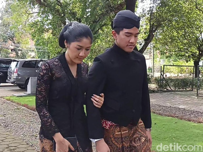Kaesang dan Erina Gudono ziarah di makam Mangkunegara VI di Astana Oetara, Nayu, Solo, Selasa (29/11/2022).