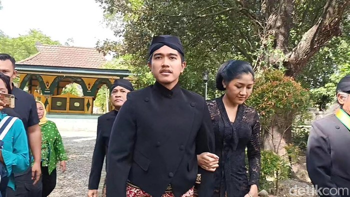 Kaesang dan Erina Gudono ziarah di makam Mangkunegara VI di Astana Oetara, Nayu, Solo, Selasa (29/11/2022).