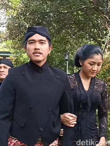 Kaesang dan Erina Gudono ziarah di makam Mangkunegara VI di Astana Oetara, Nayu, Solo, Selasa (29/11/2022).