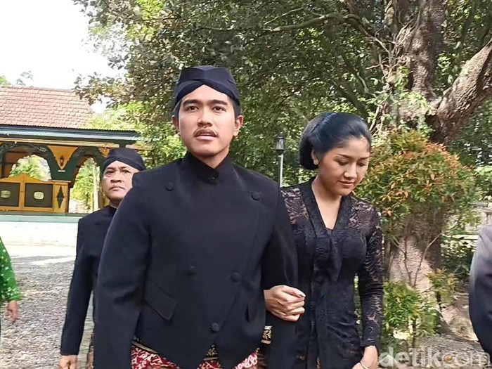 Kaesang dan Erina Gudono ziarah di makam Mangkunegara VI di Astana Oetara, Nayu, Solo, Selasa (29/11/2022).