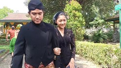 Gaya Kaesang dan Erina Gudono Ziarah ke Makam Mangkunegara VI