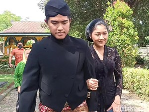 Gaya Kaesang dan Erina Gudono Ziarah ke Makam Mangkunegara VI