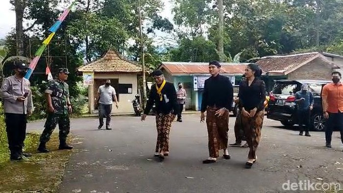 Kaesang dan Erina Gudono ziarah di makam Mangkunegara VI di Astana Oetara, Nayu, Solo, Selasa (29/11/2022). Kaesang dan Erina Gudono ziarah di makam Mangkunegara VI di Astana Oetara, Nayu, Solo, Selasa (29/11/2022).