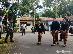 Kaesang-Erina Berziarah ke Kompleks Makam Mangkunegaran di Karanganyar