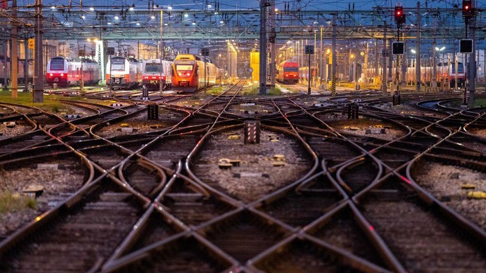 Para karyawan kereta api melakukan aksi mogok di Austria, Senin (28/11/2022) waktu setempat. Akibatnya, layanan kereta api berhenti total.
