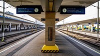 Salah satu stasiun di Wina tampak sepi oleh penumpang. Sepinya stasiun ini efek dari mogoknya pekerja kereta api. Joe Klamar/AFP via Getty Images.