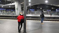 Stasiun kereta api yang biasanya ramai kini sepi. Robert Jaeger/APA/AFP via Getty Images.