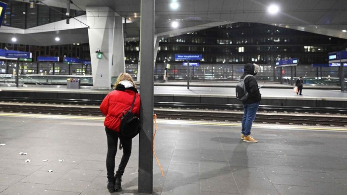 Para karyawan kereta api melakukan aksi mogok di Austria, Senin (28/11/2022) waktu setempat. Akibatnya, layanan kereta api berhenti total.