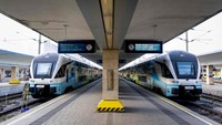 Kereta api yang tidak beroperasi karena aksi mogok pekerja terparkir di stasiun Westbahnhof, Wina, Senin (28/11/2022). Joe Klamar/AFP via Getty Images.