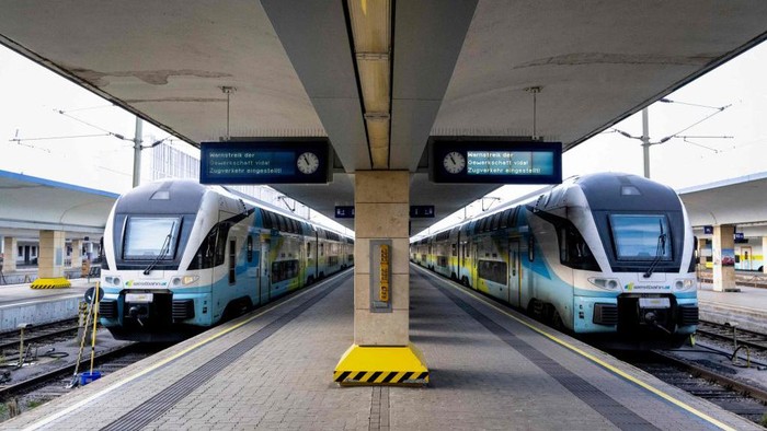 Karyawan Mogok, Layanan Kereta Api Berhenti Total di Austria Para karyawan kereta api melakukan aksi mogok di Austria, Senin (28/11/2022) waktu setempat. Akibatnya, layanan kereta api berhenti total.