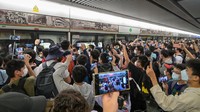 Q-train made in China ini menggantikan kereta generasi pertama yang sudah beroperasi selama 4 dekade di Hong Kong.