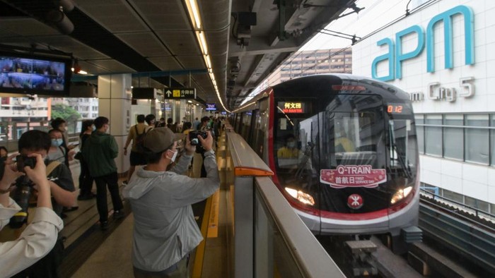 Kereta Made in China Wira-wiri di Hong Kong Hong Kong resmi membeli 93 kereta baru dengan 8 gerbong menggantikan 13 kereta generasi pertama yang sudah beroperasi selama 40 tahun.