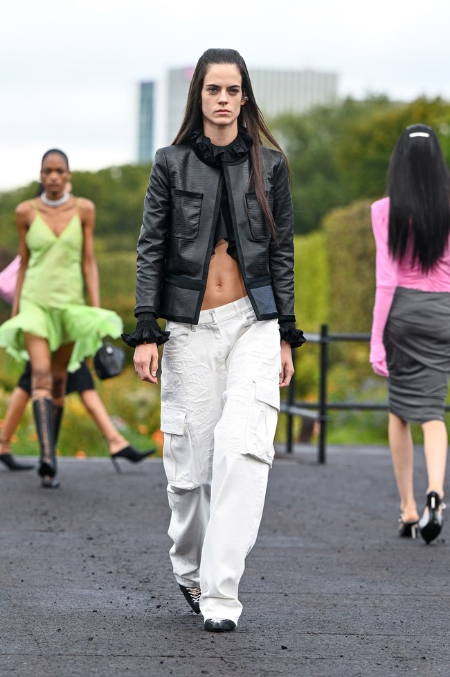 Fashion show koleksi busana Givenchy Spring/Summer 2023 karya Creative Director Matthew M. Williams.  Foto: Pascal Le Segretain/Getty Images.