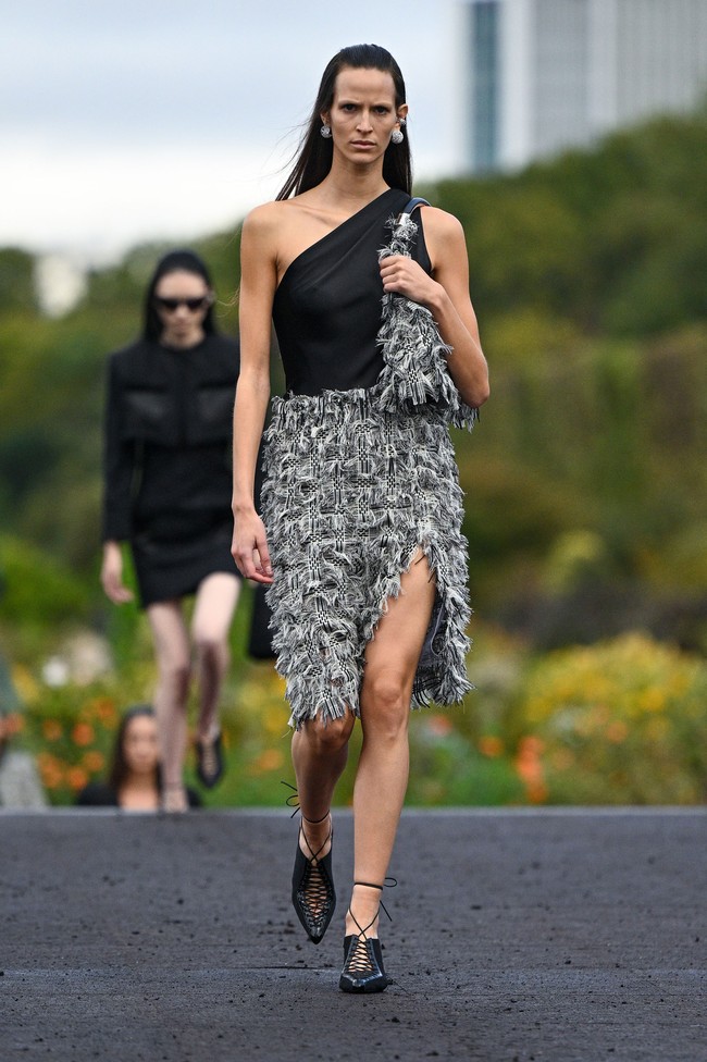 Fashion show koleksi busana Givenchy Spring/Summer 2023 karya Creative Director Matthew M. Williams.  Foto: Pascal Le Segretain/Getty Images.