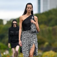 Fashion show koleksi busana Givenchy Spring/Summer 2023 karya Creative Director Matthew M. Williams.  Foto: Pascal Le Segretain/Getty Images.