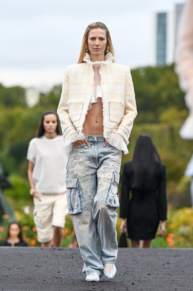 Fashion show koleksi busana Givenchy Spring/Summer 2023 karya Creative Director Matthew M. Williams. Foto: Pascal Le Segretain/Getty Images.