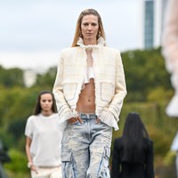 Fashion show koleksi busana Givenchy Spring/Summer 2023 karya Creative Director Matthew M. Williams. Foto: Pascal Le Segretain/Getty Images.