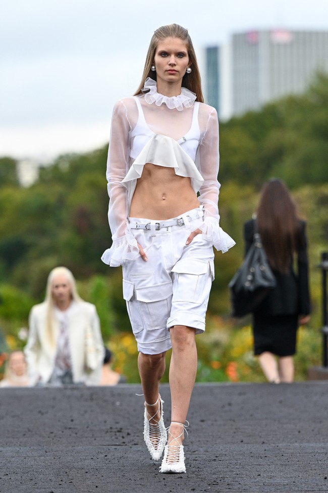 Fashion show koleksi busana Givenchy Spring/Summer 2023 karya Creative Director Matthew M. Williams. Foto: Pascal Le Segretain/Getty Images.