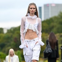 Fashion show koleksi busana Givenchy Spring/Summer 2023 karya Creative Director Matthew M. Williams. Foto: Pascal Le Segretain/Getty Images.