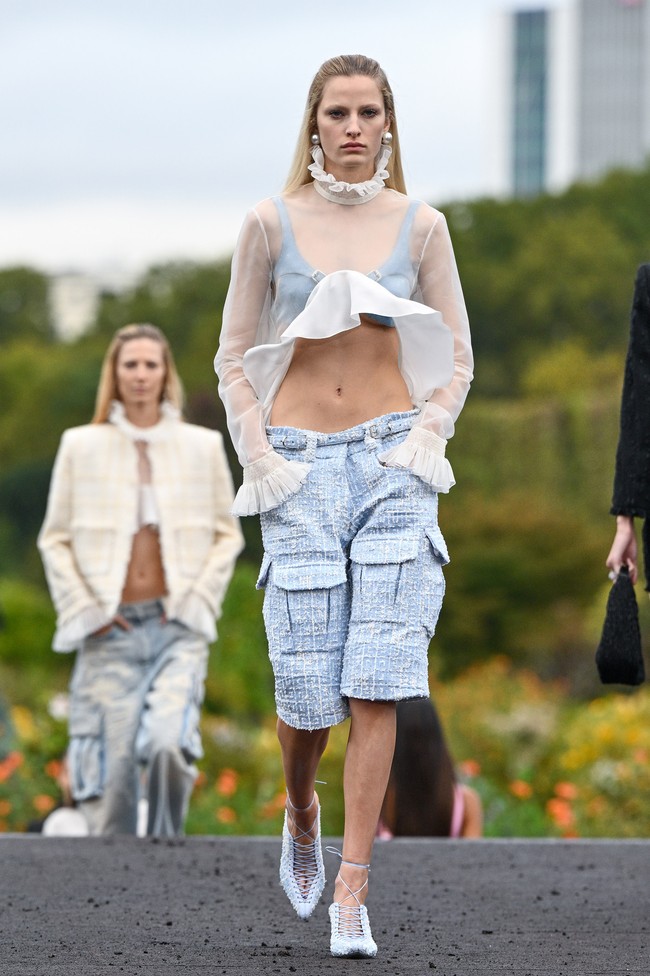 Fashion show koleksi busana Givenchy Spring/Summer 2023 karya Creative Director Matthew M. Williams. Foto: Pascal Le Segretain/Getty Images.