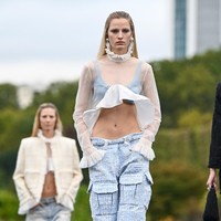 Fashion show koleksi busana Givenchy Spring/Summer 2023 karya Creative Director Matthew M. Williams. Foto: Pascal Le Segretain/Getty Images.